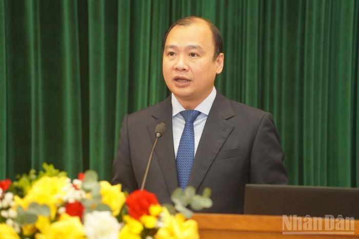  Đồng chí Lê Hải Bình, Ủy viên Trung ương Đảng, Phó Giám đốc Học viện Chính trị quốc gia Hồ Chí Minh, Phó Trưởng Ban Tổ chức Cuộc thi phát biểu tại buổi họp báo. 
