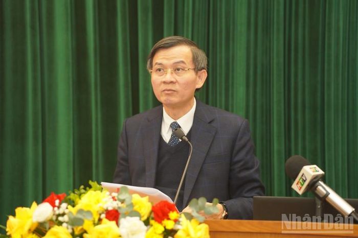  Đồng chí Đoàn Minh Huấn, Ủy viên Bộ Chính trị, Giám đốc Học viện Chính trị quốc gia Hồ Chí Minh, Phó Trưởng Ban Chỉ đạo 35 Trung ương, Trưởng Ban Chỉ đạo Cuộc thi phát biểu chỉ đạo tại buổi họp báo. 