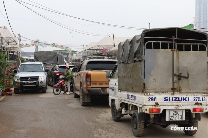 Suốt từ sáng sớm đến chiều muộn, khu chợ luôn trong cảnh tấp nập, nhộn nhịp người mua kẻ bán.