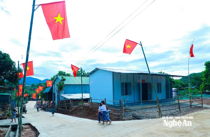 Những ngôi nhà do Bộ Công an hỗ trợ làm mới cho hộ nghèo bản Châu Sơn, xã Châu Khê. Ảnh tư liệu: Thành Duy