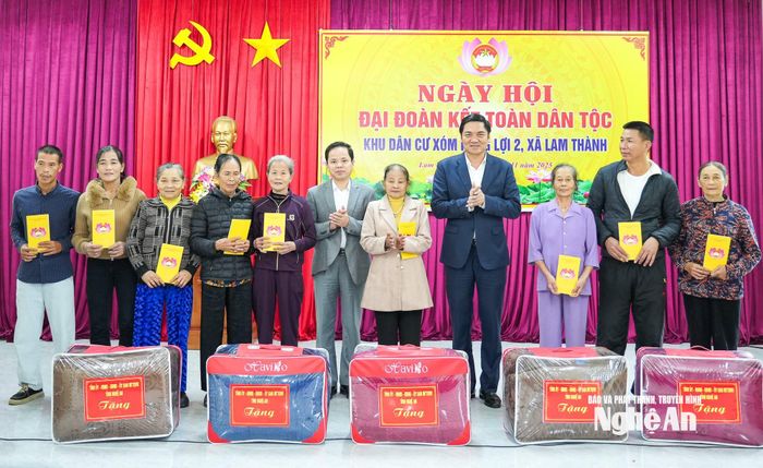 Đồng chí Hoàng Nghĩa Hiếu - Phó Bí thư Thường trực Tỉnh ủy, Chủ tịch HĐND tỉnh trao quà cho các gia đình có hoàn cảnh khó khăn xóm Hưng Lợi 2, xã Lam Thành. Ảnh tư liệu: Thành Cường