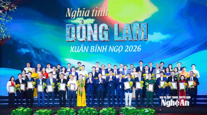 Lãnh đạo tỉnh Nghệ An chụp ảnh lưu niệm với các cơ quan, đơn vị, tổ chức, doanh nghiệp, nhà hảo tâm đăng ký và trực tiếp ủng hộ Chương trình “Nghĩa tình dòng Lam - Xuân Bính Ngọ năm 2026”. Ảnh: Thành Duy