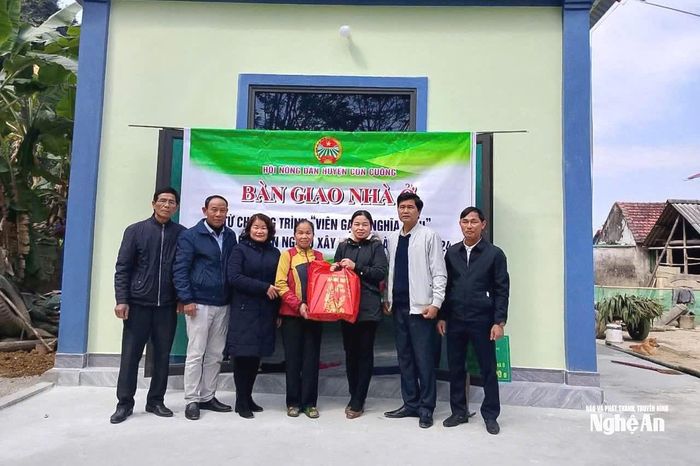 Đại diện huyện Con Cuông (cũ) và xã Môn Sơn bàn giao nhà ở cho bà Hà Thị Bằng - hộ nghèo ở bản Làng Cằng, xã Môn Sơn từ số tiền 50 triệu đồng triển khai cuộc vận động. Ảnh: CSCC