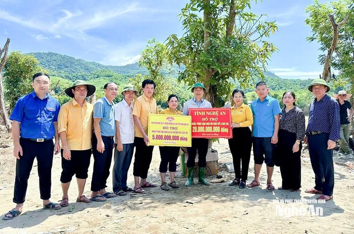 Các đồng chí: Võ Thị Minh Sinh - Phó Bí thư Tỉnh ủy, Chủ tịch Ủy ban MTTQ Việt Nam tỉnh, Trưởng Đoàn đại biểu Quốc hội tỉnh; Nguyễn Đình Hùng - Ủy viên Ban Thường vụ Tỉnh ủy, Phó Chủ tịch Thường trực Ủy ban MTTQ Việt Nam tỉnh trao hỗ trợ cho người dân xã Tương Dương bị thiệt hại do mưa lũ. Ảnh tư liệu: Đình Tuân