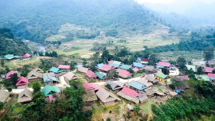 Người dân Đan Lai ở bản Búng, xã Môn Sơn đã được hỗ trợ xây nhà khang trang, kiên cố. Ảnh: Thành Cường