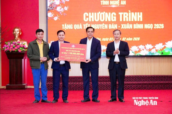 Chủ tịch UBND tỉnh Võ Trọng Hải và đại diện lãnh đạo Ủy ban MTTQ tỉnh trao số tiền 1,1 tỷ đồng từ nguồn quỹ Ban Vận động Quỹ vì người nghèo và cứu trợ tỉnh Nghệ An hỗ trợ hộ nghèo, hộ cận nghèo, người yếu thế xã Thông Thụ phát triển sinh kế, giảm nghèo. Ảnh: TL