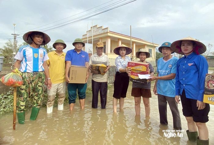 Ủy ban MTTQ các cấp ở Nghệ An và cấp ủy, chính quyền các địa phương đã kết nối với nhiều nhà hảo tâm, tổ chức, doanh nghiệp để kịp thời hỗ trợ nhu yếu phẩm, kinh phí, giúp người dân vùng lũ vượt qua khó khăn sau bão số 10. Ảnh tư liệu: Ủy ban MTTQ Việt Nam tỉnh Nghệ An