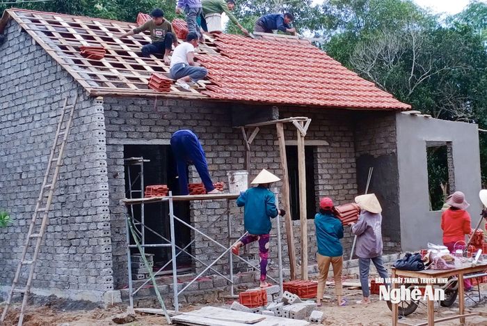MTTQ xã Phúc Thành (nay là xã Giai Lạc) huy động ngày công lao động của người dân làm nhà cho hộ nghèo. Ảnh: Mai Hoa