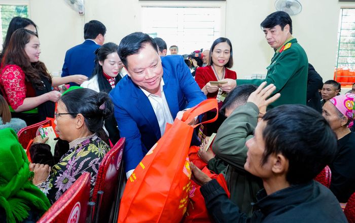 Bí thư Tỉnh ủy Nguyễn Khắc Thận trao quà Tết đến các hộ nghèo, hộ gia đình khó khăn trên địa bàn xã Tiền Phong. Ảnh: Phạm Bằng