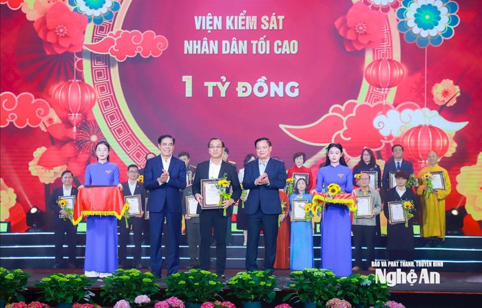 Các đồng chí: Nguyễn Khắc Thận - Ủy viên Ban Chấp hành Trung ương Đảng, Bí thư Tỉnh ủy; Võ Trọng Hải - Phó Bí thư Tỉnh ủy, Chủ tịch UBND tỉnh tiếp nhận ủng hộ, trao giấy chứng nhận, tặng hoa tri ân các cơ quan, đơn vị, tổ chức, doanh nghiệp, nhà hảo tâm. Ảnh: Thành Duy