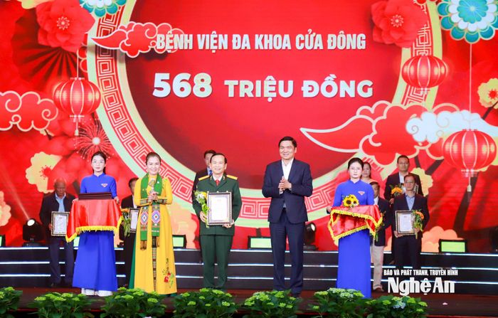 Các đồng chí: Hoàng Nghĩa Hiếu - Phó Bí thư Thường trực Tỉnh ủy, Chủ tịch HĐND tỉnh; Võ Thị Minh Sinh - Phó Bí thư Tỉnh ủy, Chủ tịch Ủy ban MTTQ Việt Nam tỉnh, Trưởng Đoàn đại biểu Quốc hội tỉnh tiếp nhận ủng hộ, trao giấy chứng nhận, tặng hoa tri ân các cơ quan, đơn vị, tổ chức, doanh nghiệp, nhà hảo tâm. Ảnh: Thành Duy