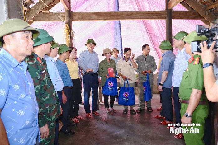 Đồng chí Hoàng Nghĩa Hiếu - Phó Bí thư Thường trực Tỉnh ủy, Chủ tịch HĐND tỉnh cùng đoàn công tác của tỉnh trao hỗ trợ cho các hộ dân bị thiệt hại do bão số 10 tại xóm Thắm, xã Tân An. Ảnh tư liệu: Thành Cường