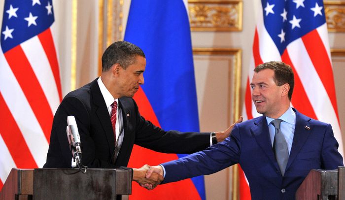 Tổng thống Nga Dmitry Medvedev (phải) và Tổng thống Mỹ Barack Obama (trái) bắt tay sau lễ ký kết hiệp ước giải trừ quân bị hạt nhân lịch sử tại Lâu đài Prague (Cộng hòa Séc) ngày 8/4/2010. Ảnh: AFP