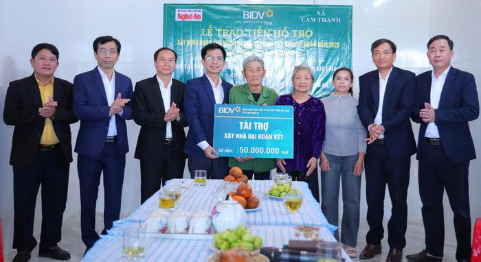 Trao tặng số tiền 50 triệu đồng do Ngân hàng TMCP Đầu tư và Phát triển Việt Nam (BIDV) Chi nhánh Nghệ An ủng hộ cho bà Lê Thị Hường ở xóm Hưng Phúc 3, xã Lam Thành. Ảnh: Thu Hương