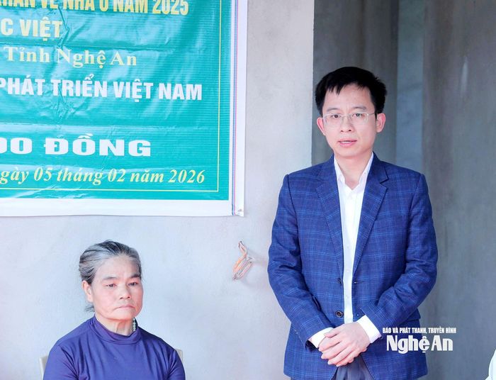 Ông Hoàng Khánh Minh - Phó Chủ tịch Công đoàn. Ngân hàng TMCP Đầu tư và Phát triển Việt Nam (BIDV) Chi nhánh Nghệ An phát biểu tại buổi lễ. Ảnh: Thu Hương