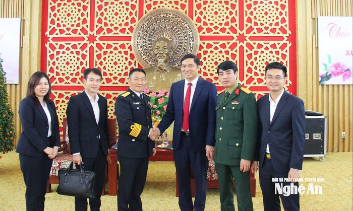 Lãnh đạo tỉnh và Binh đoàn 20 chụp ảnh lưu niệm. Ảnh: Mai Hoa
