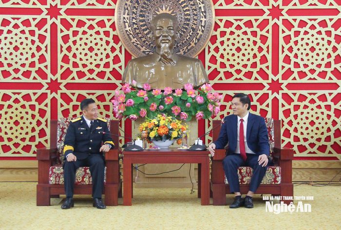 Đồng chí Hoàng Nghĩa Hiếu - Phó Bí thư Thường trực Tỉnh ủy, Chủ tịch HĐND tỉnh trao đổi với Đại tá Bùi Văn Quỳ - Phó Tư lệnh Binh đoàn 20, Phó Tổng Giám đốc Tổng Công ty Tân Cảng Sài Gòn về tình hình phát triển kinh tế - xã hội cũng như một số lợi thế của tỉnh thuộc lĩnh vực BInh đoàn 20 kinh doanh. Ảnh: Mai Hoa