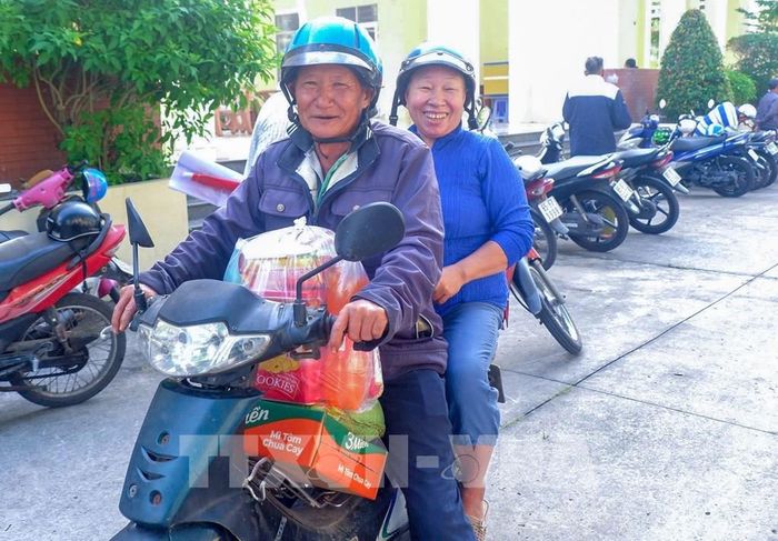 Niềm vui của người dân xã Cờ Đỏ khi nhận quà Tết. Ảnh: TTXVN phát