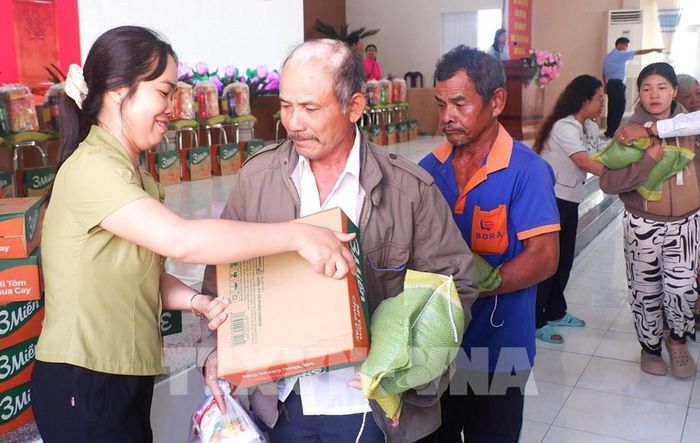 Trao quà Tết cho các hộ nghèo, hộ có hoàn cảnh khó khăn xã Cờ Đỏ. Ảnh: TTXVN phát
