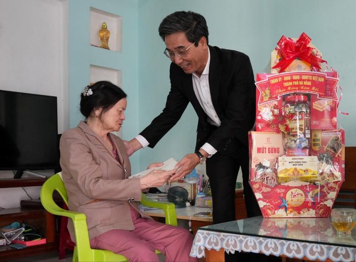 Phó Chủ tịch UBND thành phố Trần Chí Cường thăm, chúc Tết gia đình thương binh Lê Thị Ráng (thôn 2, xã Thăng Bình). Ảnh: HUỲNH ĐỊNH