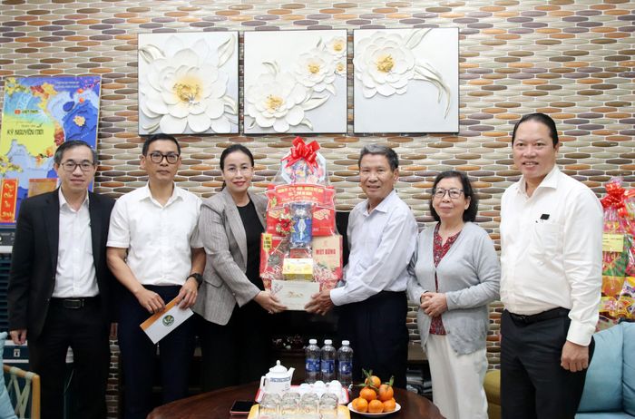 Phó Chủ tịch UBND thành phố Nguyễn Thị Anh Thi (thứ 3, bên trái sang) thăm, chúc Tết gia đình ông Lê Nho Minh. Ảnh: TRỌNG HUY