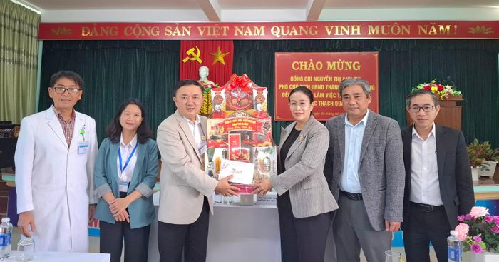 Phó Chủ tịch UBND thành phố Nguyễn Thị Anh Thi (thứ 3, từ phải sang) tặng quà Tết cho lãnh đạo Bệnh viện Phạm Ngọc Thạch. Ảnh: K.NGÂN