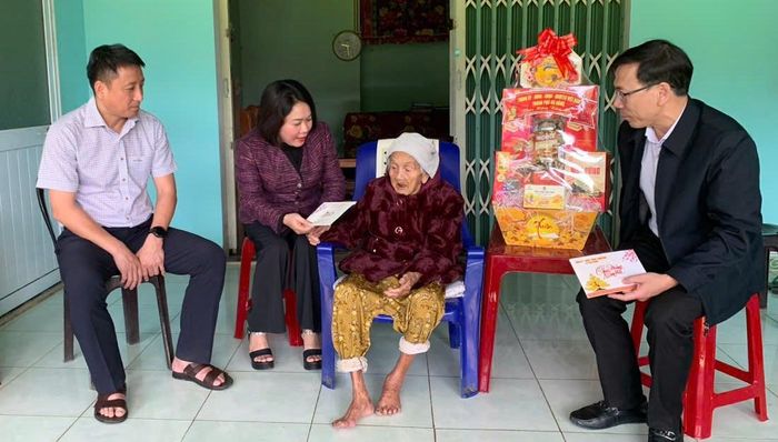 Trưởng ban Tuyên giáo và Dân vận Thành ủy Huỳnh Thị Thùy Dung (thứ 2, bên trái sang) thăm, tặng quà Mẹ Việt Nam anh hùng Võ Thị Tìm (xã Tiên Phước). Ảnh: D.LỆ