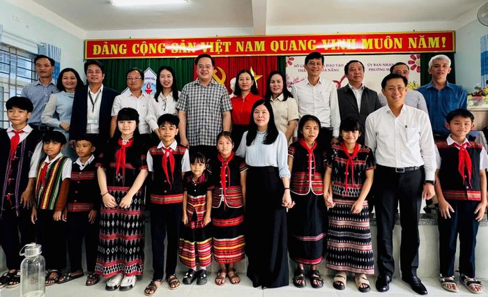 Lãnh đạo Sở Giáo dục và Đào tạo thành phố, UBND phường Hải Vân cùng học sinh tại chương trình trao quà Tết. Ảnh: THU HÀ