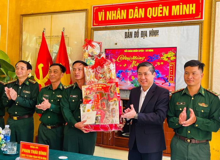 Phó Chủ tịch UBND thành phố Phan Thái Bình tặng quà chúc Tết cán bộ, chiến sĩ Tiểu đoàn Huấn luyện - Cơ động. Ảnh: NHẤT HIẾU