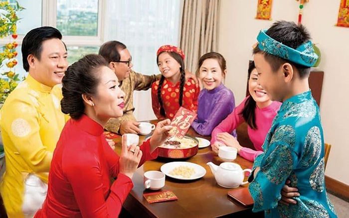 Lì xì - phong tục truyền thống của người Việt mỗi dịp Tết đến, Xuân về. Ảnh: ST