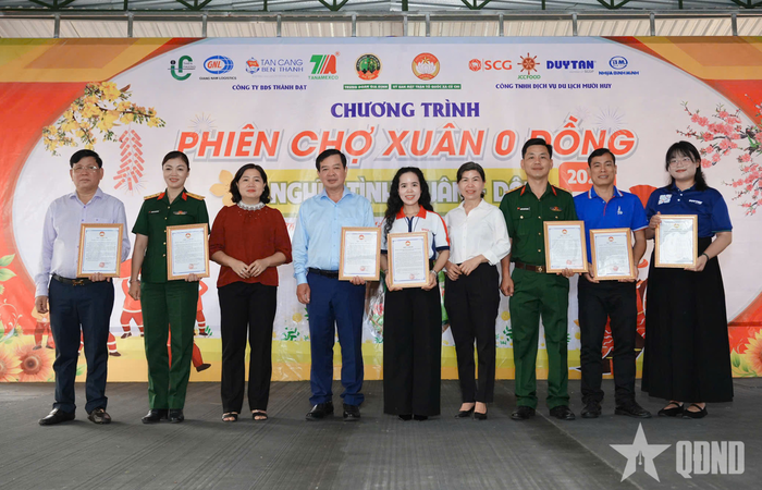Trao thư cảm ơn cho các doanh nghiệp, nhà hảo tâm. 