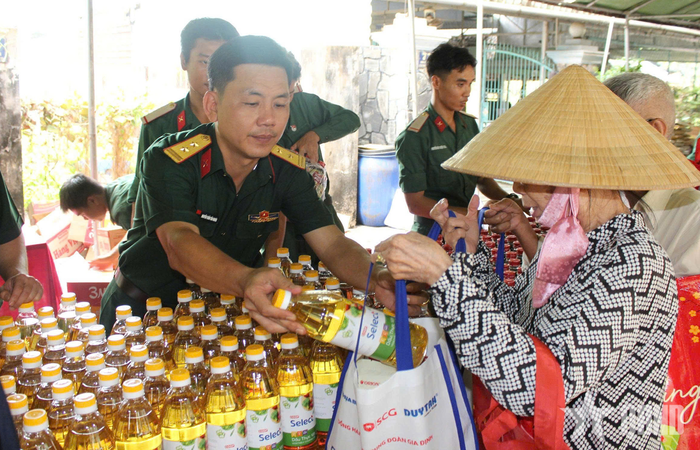 Tặng quà cho người dân tại phiên chợ 0 đồng. 