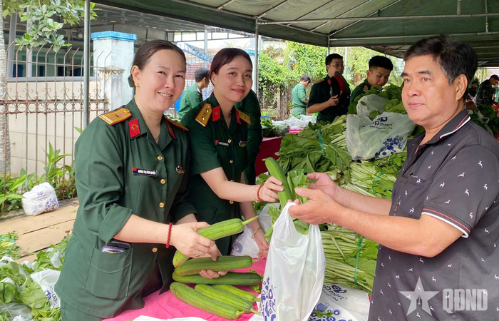 Tặng rau sạch cho người dân tại phiên chợ 0 đồng. 