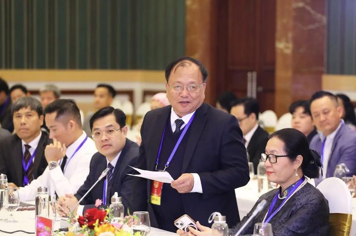 GS, TS Lê Thành Nhân, kiều bào Pháp, chia sẻ kinh nghiệm ứng dụng chuyển đổi số và công nghệ vào quản lý môi trường và quy hoạch đô thị. Ảnh: THÀNH LONG