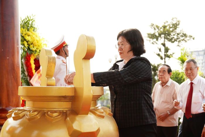  Đồng chí Văn Thị Bạch Tuyết dâng hương tưởng nhớ, tri ân các anh hùng liệt sĩ đã chiến đấu, hy sinh trên mảnh đất chiến khu An Phú Đông 