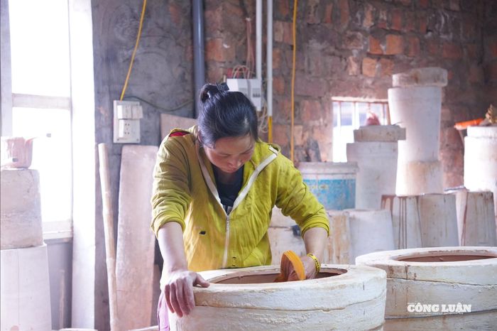 Mỗi công đoạn đều đòi hỏi sự tỷ mỉ và kỹ thuật cao, để từng sản phẩm khi ra lò không chỉ đạt chất lượng hoàn mỹ mà còn mang dấu ấn tinh hoa của nghề gốm Kim Lan.