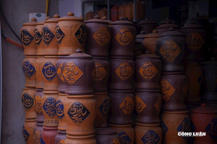 Gốm Kim Lan có nét riêng, độc đáo và khác lạ so với nhiều loại gốm khác.