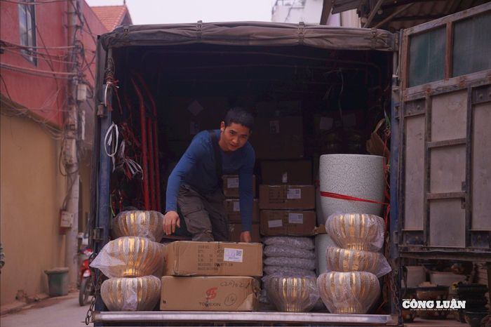 Các sản phẩm bình, chậu hoa là mặt hàng được khách hàng lựa chọn nhiều trong dịp Tết Nguyên đán.