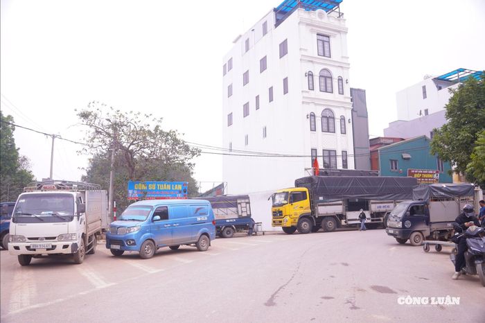 Xe của các thương lái từ nhiều tỉnh, thành nối đuôi nhau về làng gốm Kim Lan thu mua, vận chuyển hàng phục vụ thị trường Tết.