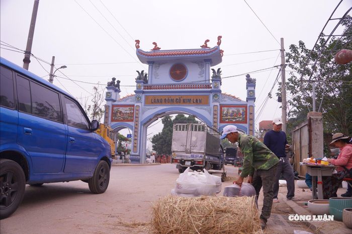 Cận Tết Nguyên đán, làng gốm Kim Lan nhộn nhịp người thợ, xe hàng ra vào liên tục để kịp cung ứng cho thị trường.