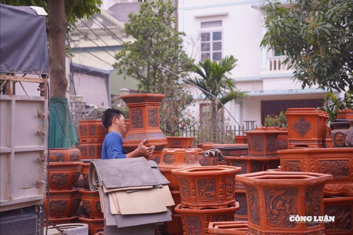 Những sản phẩm gốm sứ vừa mang đậm hồn cốt làng nghề vừa góp phần làm đẹp không gian ngày xuân.