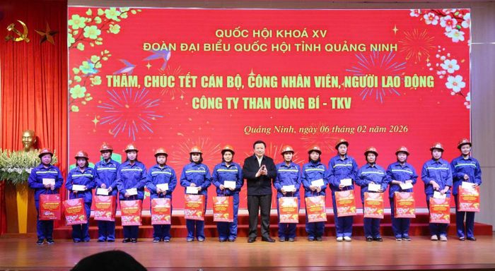 Đ/c Nguyễn Xuân Thắng, nguyên Ủy viên Bộ Chính trị khóa XIII, Chủ tịch HĐLL TW và đồng chí Ngô Hoàng Ngân, Bí thư Đảng ủy, Chủ tịch HĐTV Tập đoàn tặng quà Tết cho CNLĐ Công ty Than Uông Bí - TKV