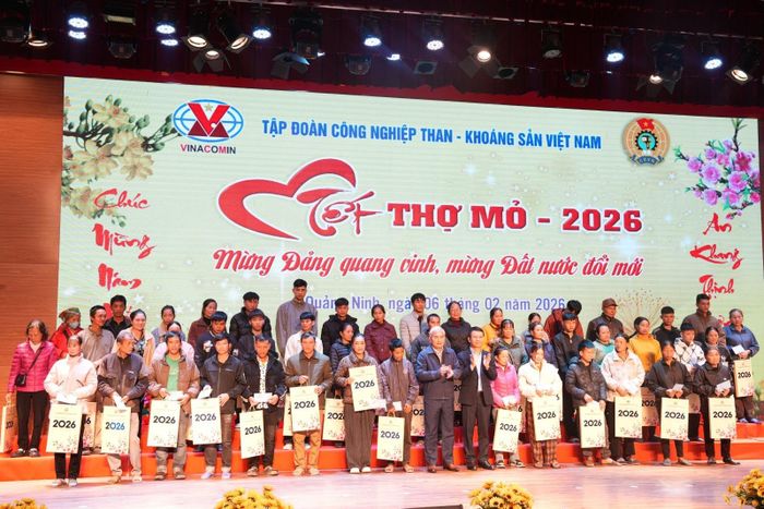 Đồng chí Vũ Anh Tuấn, Tổng giám đốc Tập đoàn và đồng chí Nguyễn Hồng Dương, Ủy viên BTV, Trưởng ban Tuyên giáo - Dân vận Tỉnh ủy tặng quà Tết cho các hộ gia đình khó khăn trên địa bàn