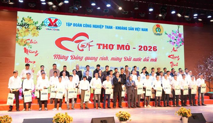 Tại chương trình, có trên 3.800 người lao động được tặng quà Tết, tạo nên không khí phấn khởi, ấm áp trong những ngày đầu Xuân mới