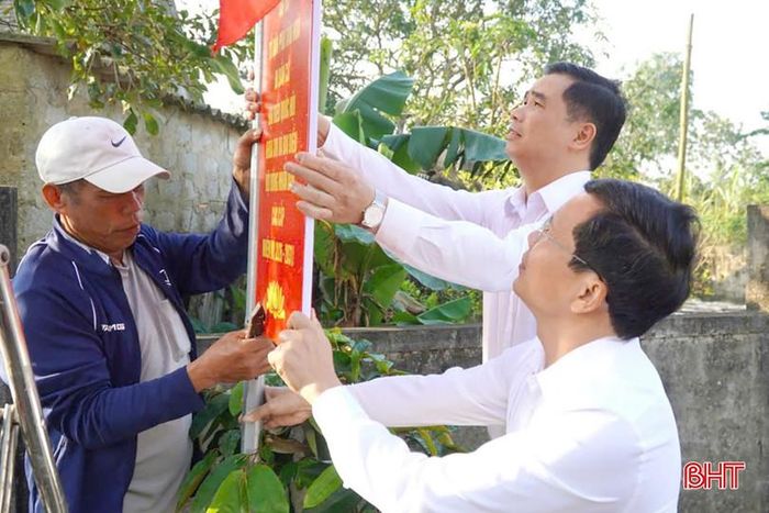  Các địa phương tích cực treo pano, áp phích phục vụ công tác tuyên truyền cho ngày hội bầu cử. 