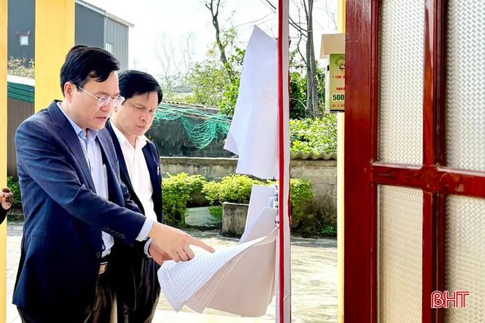  Đoàn giám sát của Ban Thường vụ Tỉnh ủy kiểm tra việc niêm yết danh sách cử tri tại xã Yên Hòa. 