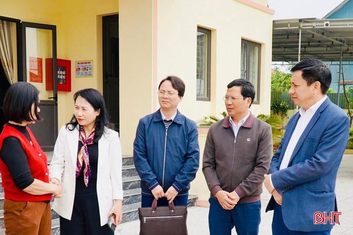  Bà Nguyễn Thị Nhuần - Trưởng ban Pháp chế HĐND tỉnh đánh giá phường Nam Hồng Lĩnh đã vào cuộc chuẩn bị bầu cử với tinh thần trách nhiệm, chủ động và có nhiều làm linh hoạt, sáng tạo. 