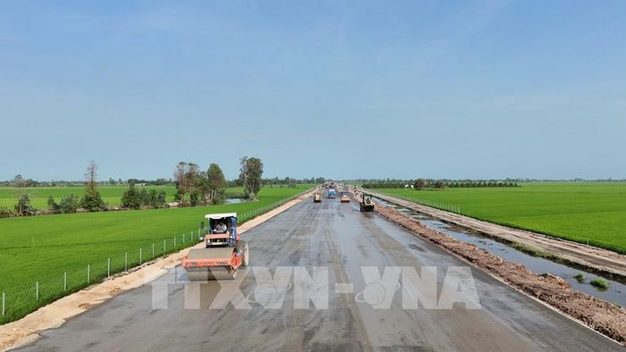 Tăng tốc thảm bê tông nhựa đoạn cao tốc qua địa bàn xã Vĩnh Hanh, tỉnh An Giang. Ảnh: Thanh Sang-TTXVN