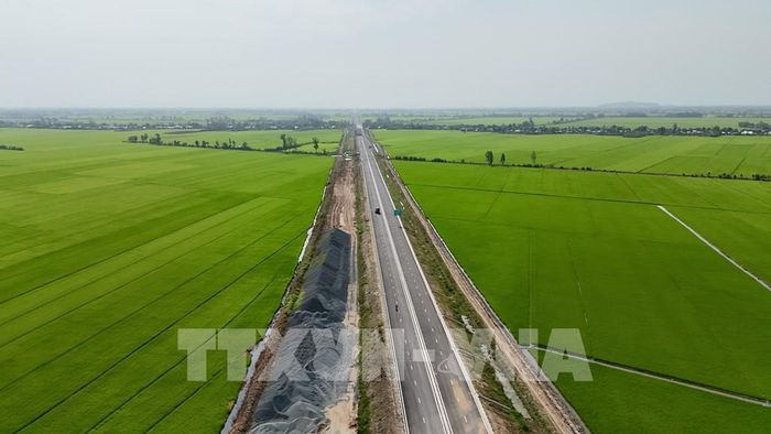 Nhà thầu đã hoàn thành sơn vạch kẻ đường hai chiều và dải phân cách đoạn cao tốc qua địa bàn xã Vĩnh Hanh, tỉnh An Giang. Ảnh: Thanh Sang-TTXVN