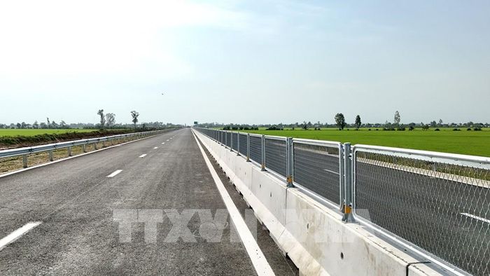 Lưới chống chói trên dải phân cách đoạn cao tốc qua địa bàn xã Vĩnh Hanh, tỉnh An Giang đã được hoàn thiện. Ảnh: Thanh Sang-TTXVN